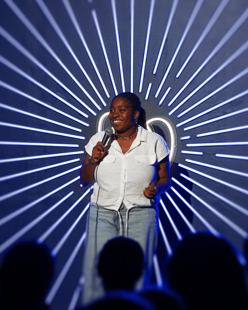 L'humoriste Sarah Lele sur scène lors d'un plateau du week-end au Marseille Comedy Club. Spectacle de stand-up à Marseille avec des artistes locaux et nationaux rue de Rome.